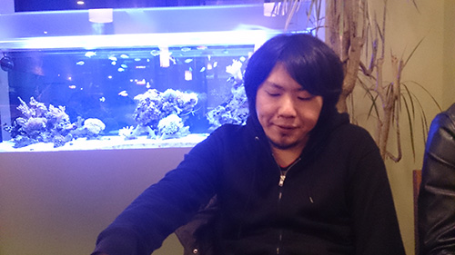 店内は開けたカウンターや水槽などがあり、お寿司屋さんっぽい