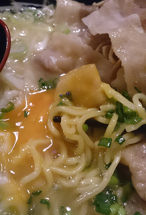 黄身をくずしましょう。そうしましょう。