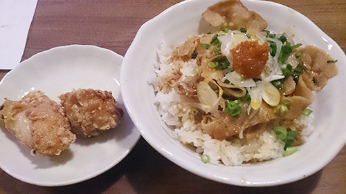 セットメニュー。唐揚げ2個と肉玉豚丼。