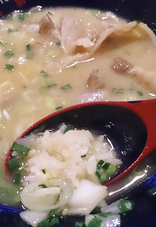 徳島ラーメンはやっぱりご飯に合うのです。