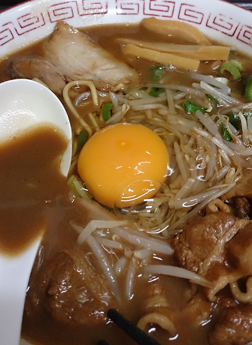 熟成とんこつ。豚バラ入り。生卵入れ放題とのこと。