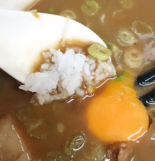 シメにライス。生卵も補充。